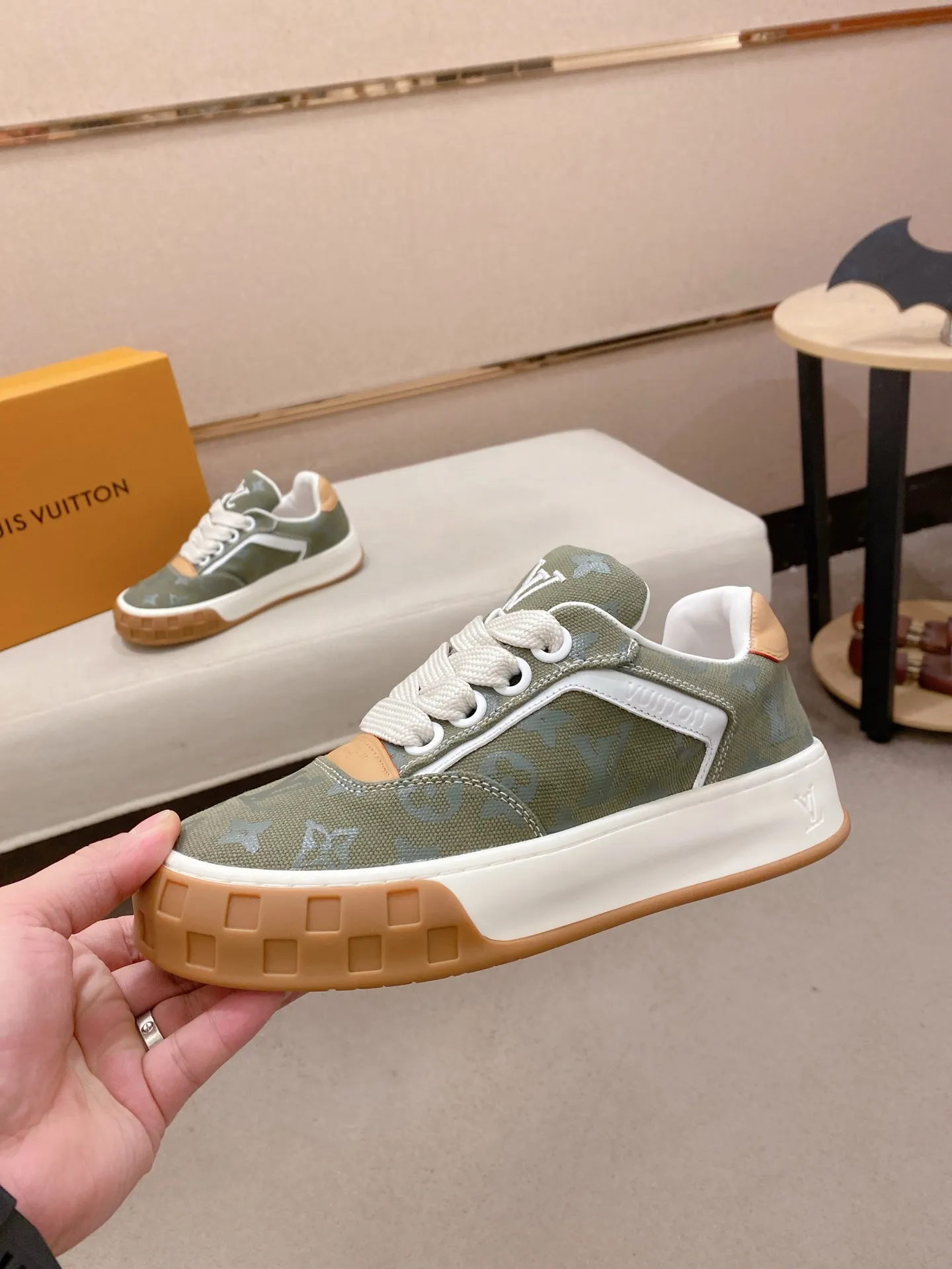 Factory price: 480💰 LV 🫏The colorful interpretation of BUTTERSOFT sneakers combines sheepskin, The colorful interpretation of LV BUTTERSOFT sneakers combines sheepskin and calfskin for a super soft feel. Designed by Pharrell Williams, this '60s-inspired shoe features a padded upper that's been crafted by Louis Vuitton craftsmen to further enhance the comfort of the leather. In addition to the LV initials, it features multiple signatures, including natural leather trim and an embossed pattern of Pharrell Williams and lobster on the side, referencing the Fall/Winter 2025 men’s show. A must-have artifact for fashionistas✅ Code number 38-44